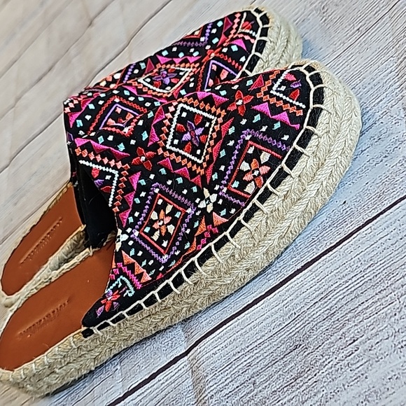 EUC AE sz 8 Aztecan slip on shoes, black/pink/purple/teal/white - Picture 6 of 7
